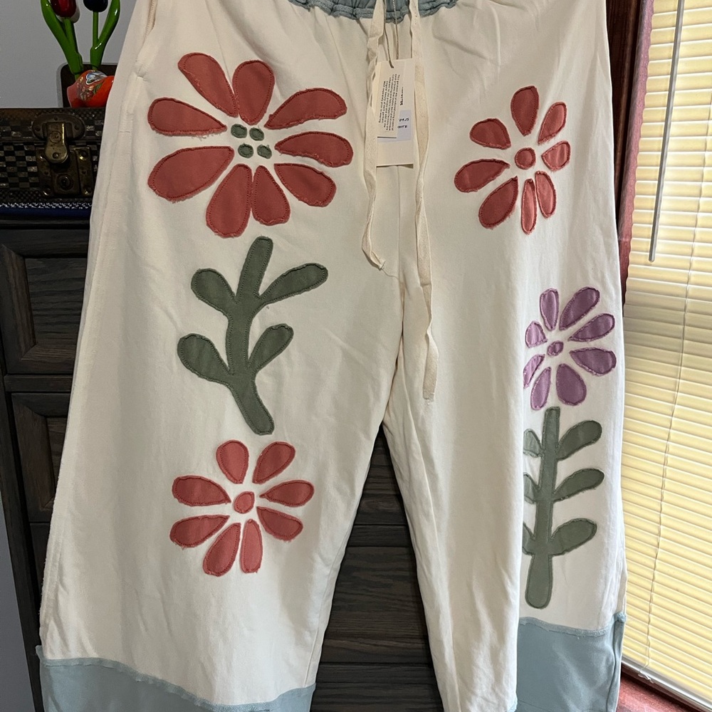Boho high quality xl Nwt wide legs cream with strings to adjust legs width.